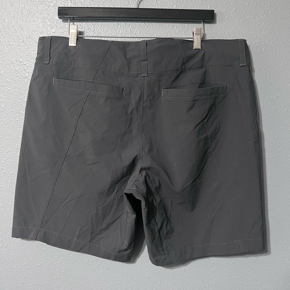 The North Face Belted 9.5” Cargo Shorts Mens XL 38 Dark Gray Nylon Hiking EUC - Picture 2 of 5